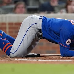 Kevin Pillar recibe pelotazo en la cara durante juego entre Mets y Braves
