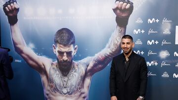 Ilia Topuria posa en la premier de su película.