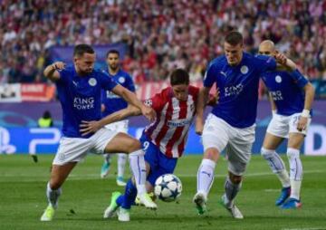 Fernando toores entre Marc Albrighton y Robert Huth.