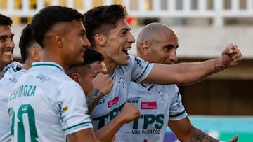 Futbol, Deportes Limache vs Santiago Wanderers.
Fecha 3, grupo B, Copa Chile 2025.
El jugador de Santiago Wanderers Leandro Navarro, centro, celebra con sus companeros tras marcar un gol contra Deportes Limache durante el partido del grupo B de la Copa Chile disputado en el estadio Lucio Farina Fernandez de Quillota, Chile.
09/02/2025
Andres Pina/Photosport
Football, Deportes Limache vs Santiago Wanderers.
3rd turn, group B, 2025 Copa Chile Championship.
Santiago Wanderers player Leandro Navarro, center, celebrates with teammates after scoring against Deportes Limache during a group B match of the Copa Chile Championship at the Nicolas Chahuan stadium in Quillota, Chile.
09/02/2025
Andres Pina/Photosport