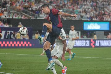 Robert Lewandowski asiste a Pau Victor que anota el 0-1 en el MetLife Stadium.