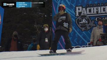 La rider de snowboard Queralt Castellet, en la puerta de salida del halfpipe de Aspen (Colorado, Estados Unidos), con la imagen gr&aacute;fica de los Winter X Games. 