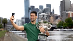 Djokovic posa con el trofeo del Abierto de Australia en Melbourne