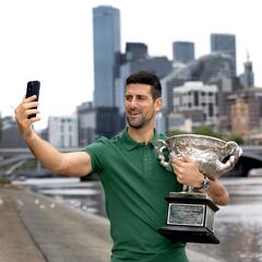 Djokovic posa con el trofeo del Abierto de Australia en Melbourne