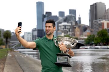 El tenista serbio, Novak Djokovic, ganó al griego Stéfanos Tsitsipás en la final del Open de Australia en los tres sets (6-3, 7-6 (4) y 7-6 (5).