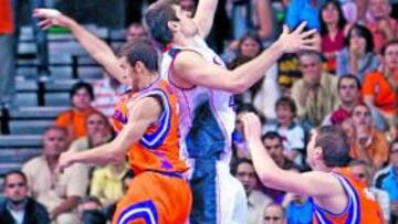 <b>REENCUENTRO. </b>Stanko Barac, ex del Valencia, palmea un balón.