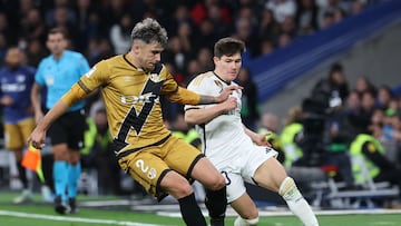 Ratiu y Fran García pelean por un balón.