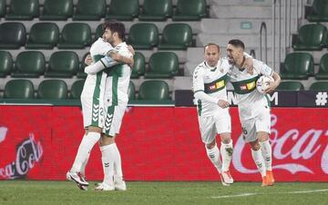 Nino abraza a Fidel tras un gol a Osasuna.