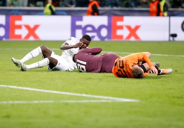 1-1. Antonio Rüdiger marca en el minuto 95 el tanto del empate. En la jugada, el central alemán sufre un corte en le frente tras chocar con el portero Anatoliy Trubi.