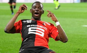 Hamari Traoré celebra un gol con el Rennes.