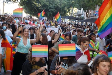 Un grupo de personas con banderines durante una manifestación por el Orgullo LGTBI, a 28 de junio de 2022, en Palma de Mallorca, Baleares (España) Isaac Buj / Europa Press
