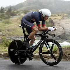 Chris Froome ya mira a la Vuelta y al reto de lograr el doblete