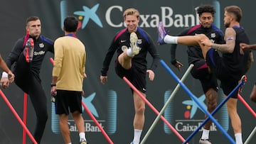 BARCELONA, 21/09/2024.-El delantero brasileño Raphael Dias Belloli "Raphinha", y los jugadores Iñaki Peña y el neerlandés Frenkie de Jong, durante el entrenamiento del FC Barcelona previo al partido de liga ante el Villarreal en la ciudad deportiva Joan Gamper. EFE/Alejandro García