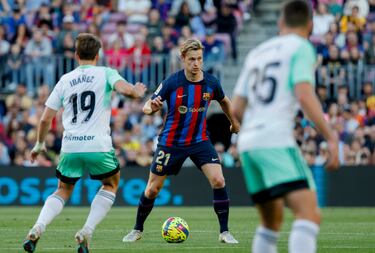Frenkie de Jong buscando socios para jugar la pelota.