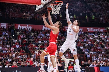 Sasha Vezenkov, alero del Olympiacos, penetra ante la defensa del madridista Mario Hezonja.