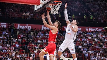 Sasha Vezenkov, alero del Olympiacos, penetra ante la defensa del madridista Mario Hezonja.