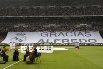 Homenaje a Alfredo Di Stéfano antes del inicio del partido de ida de la Supercopa de España.