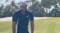 Tiger Woods vuelve a caminar con la ayuda de muletas.