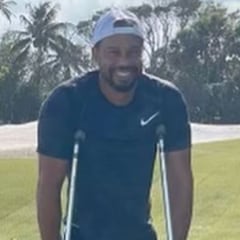 Tiger Woods vuelve a caminar con la ayuda de unas muletas