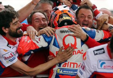 Jack Miller celebra la pole con su equipo.