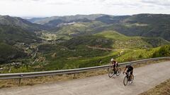 BELLEZA Y DUREZA. Los exciclistas castellonenses Kiko Garc&iacute;a y Silvia Tirado, en plena ascensi&oacute;n al Alto del Mas de la Costa, con la localidad de Llucena al fondo.
 