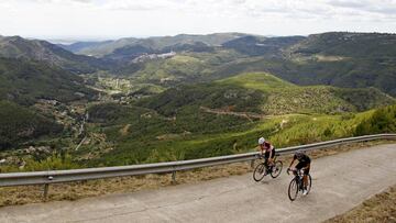 BELLEZA Y DUREZA. Los exciclistas castellonenses Kiko Garc&iacute;a y Silvia Tirado, en plena ascensi&oacute;n al Alto del Mas de la Costa, con la localidad de Llucena al fondo.
 