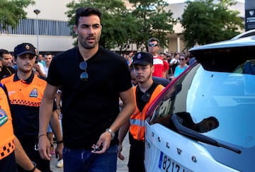 El jugador del Villarreral Vicente Iborra en la capilla ardiente de José Antonio Reyes en el estadio Sánchez Pizjuán.