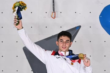 El español Alberto Gines López, medallista de oro, posa en el podio durante la ceremonia de medalla de escalada deportiva masculina en Tokio 2020