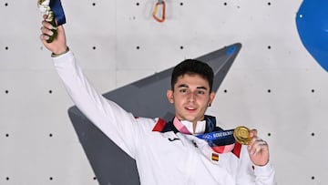 El español Alberto Gines López, medallista de oro, posa en el podio durante la ceremonia de medalla de escalada deportiva masculina en Tokio 2020