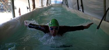Una piscina construida por la familia para nadar en casa