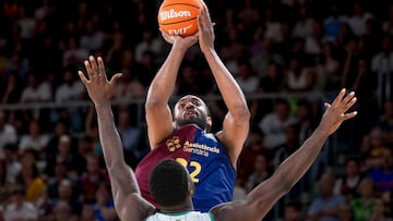 BARCELONA, 06/06/2025.- El alero del Barça Jabari Parker (arriba) lanza a canasta ante Melvin Ejim, de Unicaja, durante el segundo partido de cuartos de final de la Liga Endesa que Barça y Unicaja Málaga disputan este viernes en el Palau Blaugrana, en Barcelona. EFE/ Enric Fontcuberta.