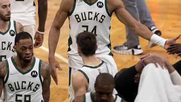 Boston (United States), 01/05/2022.- Milwaukee Bucks forward Giannis Antetokounmpo (C) celebrates with teammates following the Milwaukee Bucks win over the Boston Celtics in the NBA Eastern Conference Semifinal playoff game one at the TD Garden in Boston, Massachusetts, USA, 01 May 2022. The Milwaukee Bucks lead the best of seven series 1-0. (Baloncesto, Estados Unidos) EFE/EPA/CJ GUNTHER SHUTTERSTOCK OUT
