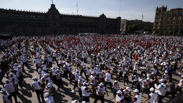 MEX7968. CIUDAD DE MÉXICO (MÉXICO), 17/06/2023.- Miles de personas participan durante la "Clase masiva de box" hoy, en la Plaza de la Constitución, en Ciudad de México (México). EFE/José Méndez