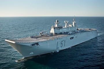 Es un buque de asalto anfibio y portaeronaves de la Armada Espa?ola. Dise?ado por Navantia, combina funciones de transporte de tropas, operaciones a¨¦reas y apoyo log¨ªstico. Puede albergar helic¨®pteros y aviones Harrier, as¨ª como veh¨ªculos blindados y embarcaciones de desembarco. Dispone de un dique inundable para operaciones anfibias y una cubierta de vuelo de gran tama?o. Es el buque insignia de la Armada y el m¨¢s grande en servicio en Espa?a.
