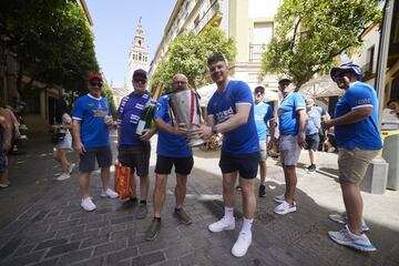 Miles de aficionados del Eintracht y del Rangers FC esperan la hora del partido disfrutando de la ciudad de Sevilla.