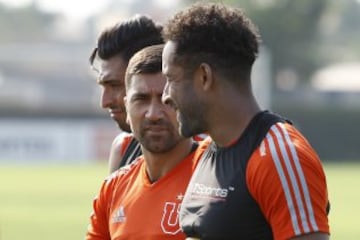 El jugador de Universidad de Chile David Pizarro controla el balon durante la practica matutina en el CDA de Santiago, Chile.