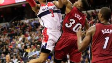 Bradley Beal intenta machacar ante Norris Cole.