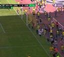 Una invasión de campo obligó a parar el partido en el 92'
