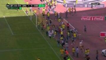 Una invasión de campo obligó a parar el partido en el 92'