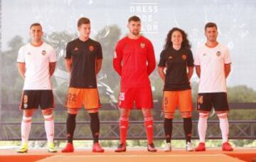 La segunda equipación será negra con pantalón naranja.