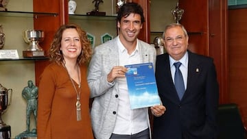 Raúl posa entre Ana Muñoz, vicepresidenta de la RFEF, y Ginés Meléndez, director del curso.