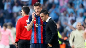 Xavi, con Lewandowski en Vigo
