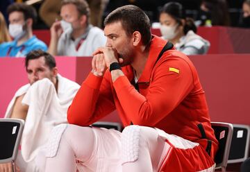 Marc Gasol  viviendo los últimos minutos del partido desde el banquillo.