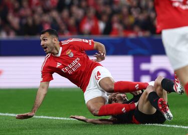 1-0. Fulgurante contraataque de las Águilas. Álvaro Carreras asiste desde el carril izquierdo a Vangelis Pavlidis que empalma el balón desde el corazón del área y fusila a Wojciech Szczesny para anotar el primero.