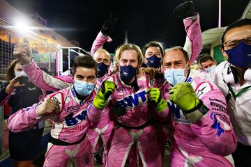 El mexicano Sergio Pérez logra en Sakhir el primer triunfo de su carrera gracias a una desastrosa parada en boxes de Mercedes.