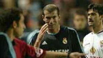 <b>ANTES DE LA EXPULSIÓN.</b> Iturralde se dirigía a consultar a Rafa.