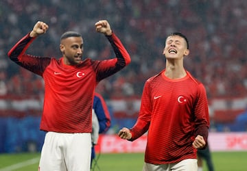 Güler celebra con rabia el pase a cuartos de Turquía. 