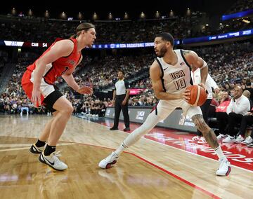 Jayson Tatum se prepara para lanzar de tres frente a Kelly Olynyk.