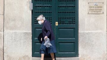 Una mujer con mascarilla pasea por la calle, en Lugo/Galicia (España) a 3 de mayo de 2020.