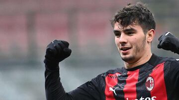 Brahim D&iacute;az celebra su gol en el Milan-Celtic de la fase de grupos de la Europa League.